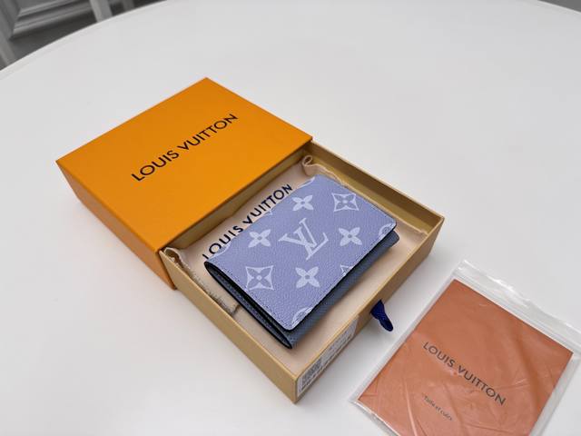 正品级 顶级原单 M14118 蓝见证 Monogram 帆布与 Taga 皮革的春日邂逅 以牛皮革内衬 卡片夹层和口袋彰显功能考量 搭配后部外袋 精巧构型可轻