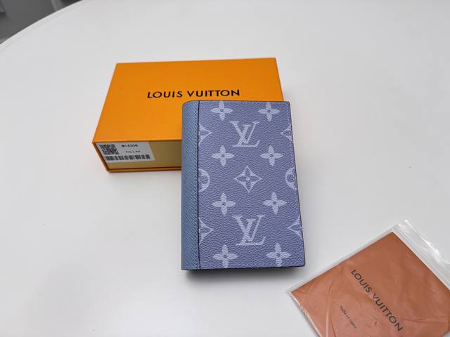 正品级 顶级原单 M14358蓝本款护照套为 Monogram Macassar 帆布勾勒明亮皮革饰边 织物内衬延续相同色调 实用设计配有贴袋和多重卡片夹层 可