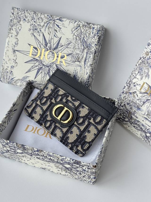 正品级 卡夹 蓝色 Oblique 印花 编号: S2152 这款 30 Montaigne 卡夹精致典雅 采用蓝色提花面料制作 Oblique 印花精心装饰