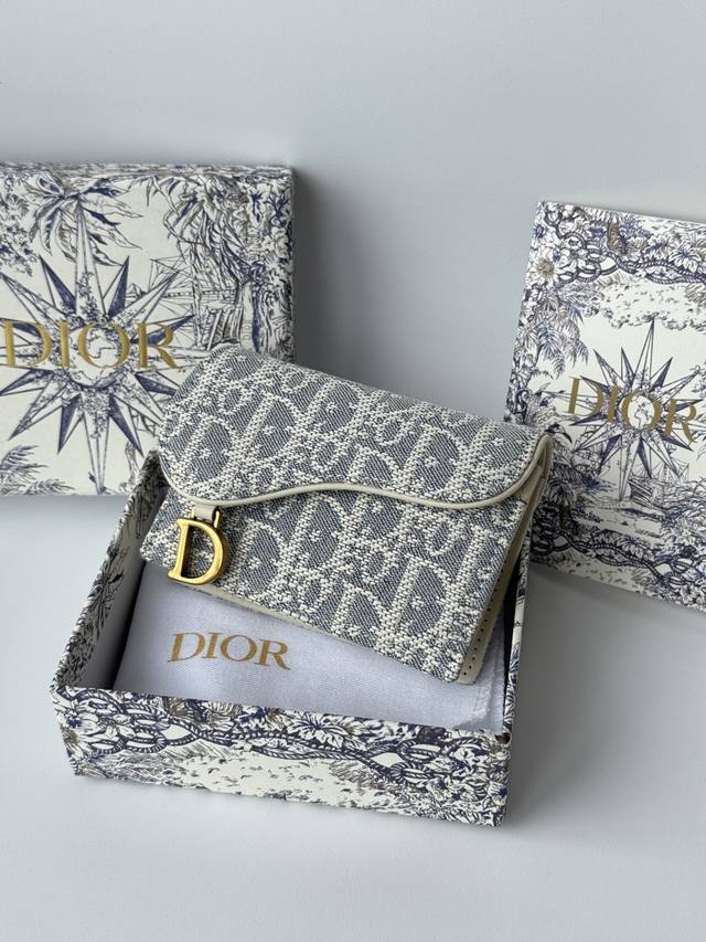 正品级 d家新款马鞍小卡包出货 小小一只 能放十几张卡和几张现金 对于现在人来说足够用了 复古经典的Oblique印花 搭配精致烫金配饰 D 字样为整体增添摩登