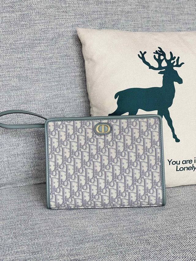 正品级 S2107Utzq-M928-Tu -3100Dior手拿包改造真的香 刚发了一个蒙田30手拿包的开箱很多宝宝会问30是尺寸吗其实30只是个名字 蒙田3