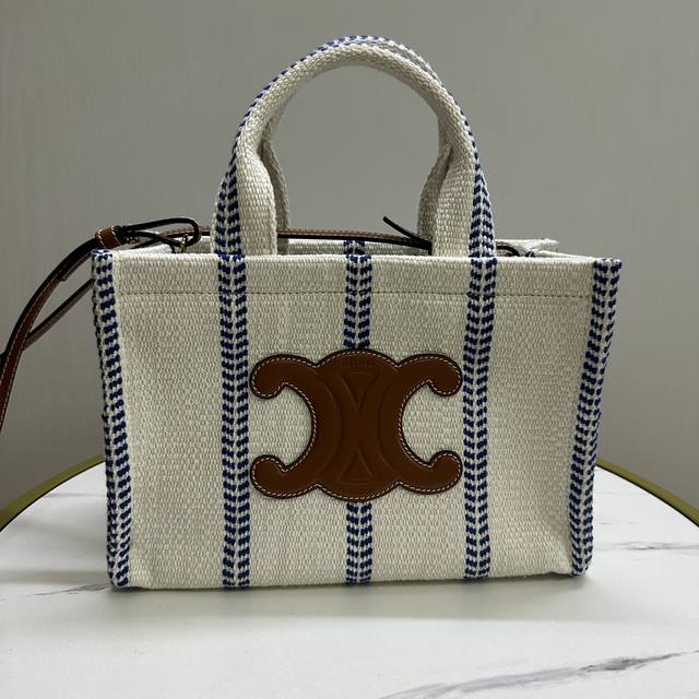 正品级 新品上线 ce新品织物托特 科技感Logo印花 低调高级 柔软织物的材料 增加随性洒脱的味道 手提斜挎 托特跟水桶绝对是容量上的王者 上班族或者日常出门