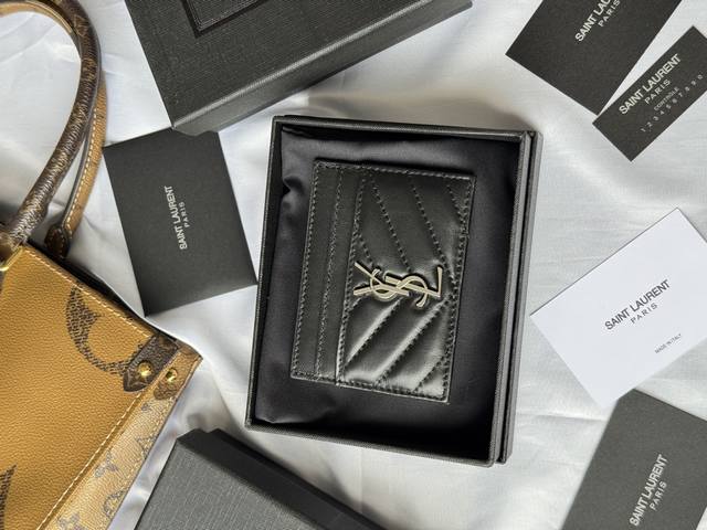 Ysl经典卡片包小羊皮 制作 monogram Saint Laurent卡包 饰以金属联结Ysl标志和Matelass 缝线 Slp 卡片夹 信用夹金属互扣式