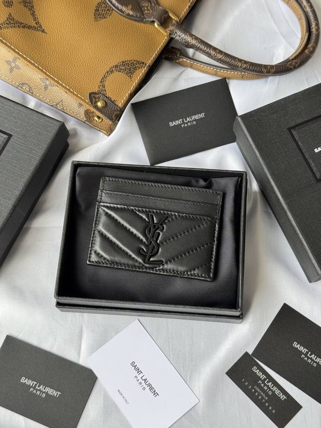 Ysl经典卡片包小羊皮 制作 monogram Saint Laurent卡包 饰以金属联结Ysl标志和Matelass 缝线 Slp 卡片夹 信用夹金属互扣式