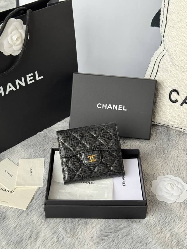 牛皮 鱼子酱金扣 小球Cf短三折钱包到货 chanel 香奶奶卡位6个 后面有零钱包 放2000毛爷爷丝毫不费劲 羊皮细腻 搭配金色五金 时尚感满满 非常时髦