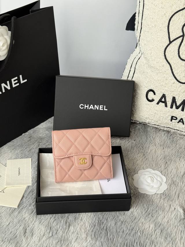 牛皮 Cf短三折钱包到货 chanel 香奶奶卡位6个 后面有零钱包 放2000毛爷爷丝毫不费劲 羊皮细腻 搭配金色五金 时尚感满满 非常时髦 可手拿 可放包里