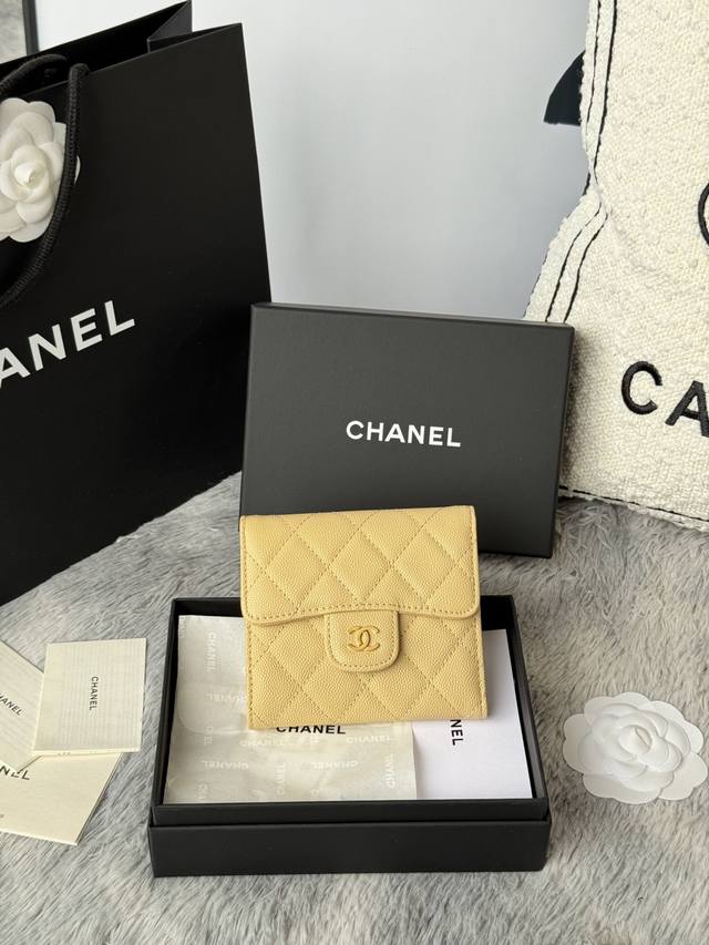 牛皮 Cf短三折钱包到货 chanel 香奶奶卡位6个 后面有零钱包 放2000毛爷爷丝毫不费劲 羊皮细腻 搭配金色五金 时尚感满满 非常时髦 可手拿 可放包里