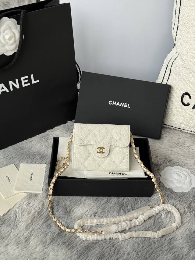 小香链条小包 Mini可爱版 可以装口红 信用卡 一些小零钱 款号 A81082 尺寸 8.5*12.5*2.5Cm 全套包装 盒子卡片 丝带 布袋都有 鱼子酱