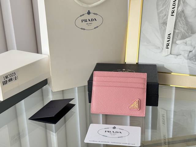 prada经典款女士卡片夹专柜官网同步 正品开发 型号1Mc025 意大利顶级原单十字纹牛皮质感极好 进口螺纹里布 进口环保油边 进口钢五金配件 走线做工精湛完
