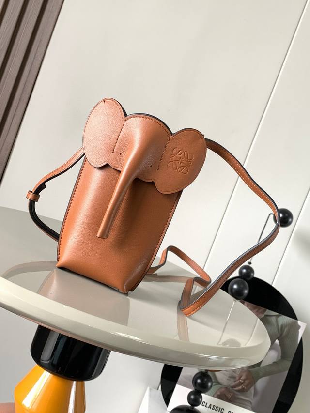 原厂皮 经典牛皮革小象袋小象形状的小包设计感十足的大象系列手机包单肩斜挎背的上身效果都很赞 完全不挑人也不挑衣服设计小众不易撞款 还很百搭完全不是小废包 ~出门