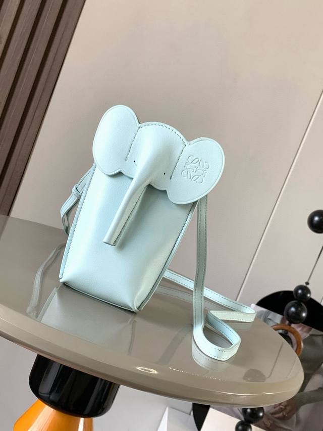 原厂皮 经典牛皮革小象袋小象形状的小包设计感十足的大象系列手机包单肩斜挎背的上身效果都很赞 完全不挑人也不挑衣服设计小众不易撞款 还很百搭完全不是小废包 ~出门