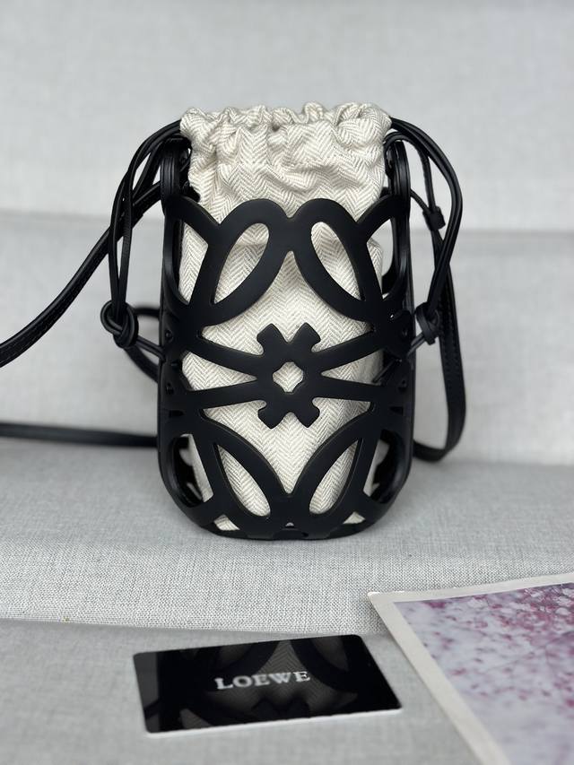 原厂皮 全新 镂空手袋. 牛皮革 帆布 [让我看看][让我看看] 922C 尺寸:高21-长12-宽7Cm 多功能斜挎手袋 Anagram镂空牛皮设计 人字棉帆