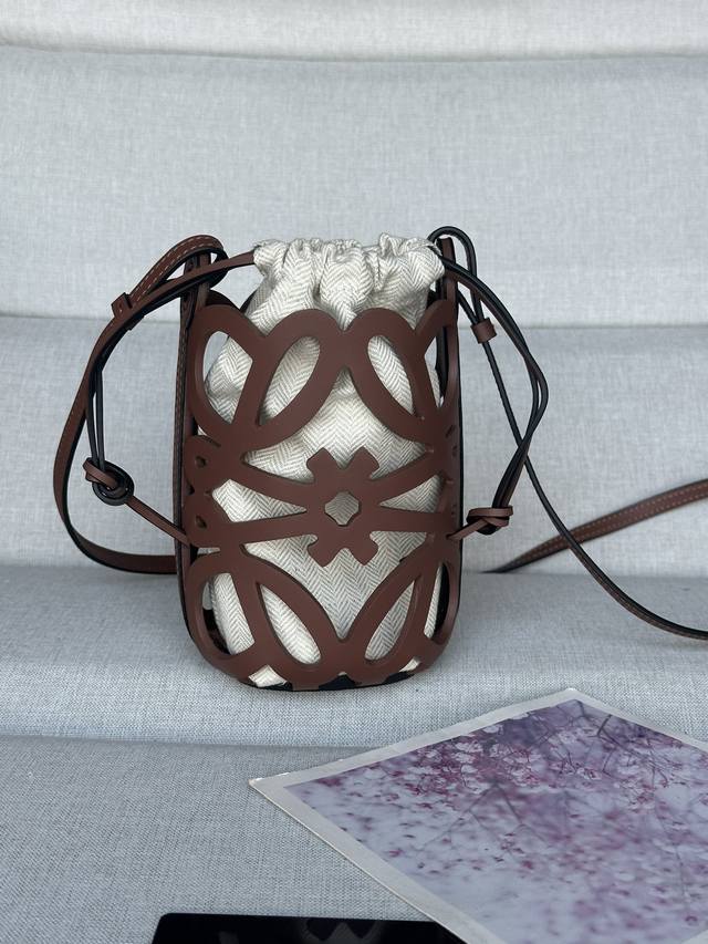 原厂皮 全新 镂空手袋. 牛皮革 帆布 [让我看看][让我看看] 922C 尺寸:高21-长12-宽7Cm 多功能斜挎手袋 Anagram镂空牛皮设计 人字棉帆