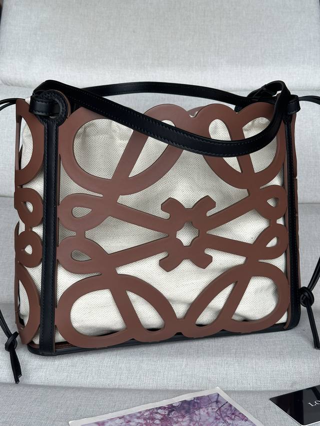 原厂皮 牛皮革镂空 Anagram Tote 手袋真的长在我的审美上 镂空黑色大Logo 内置麻质内袋 两边有可以收缩的细绳 腋下背完全不是问题酷帅酷帅 这款多