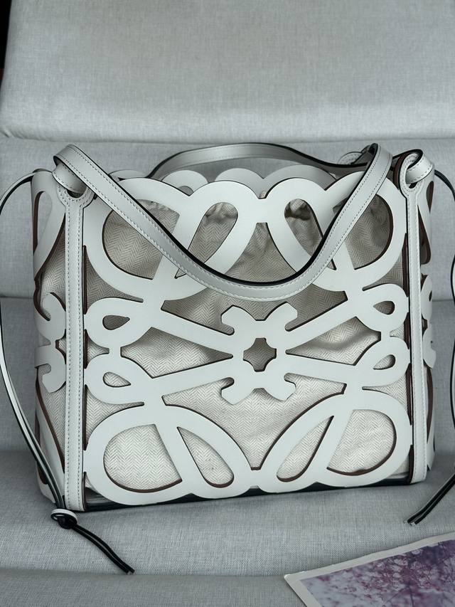 原厂皮 牛皮革镂空 Anagram Tote 手袋真的长在我的审美上 镂空黑色大Logo 内置麻质内袋 两边有可以收缩的细绳 腋下背完全不是问题酷帅酷帅 这款多