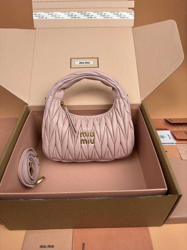 原厂皮 配图片包装 特级五金原厂皮 Wander Matelasse羊皮革Hobo手提包 斜挎包 20Cm雪粉色羊皮 wander手提包已成经典配饰之 这款迷你