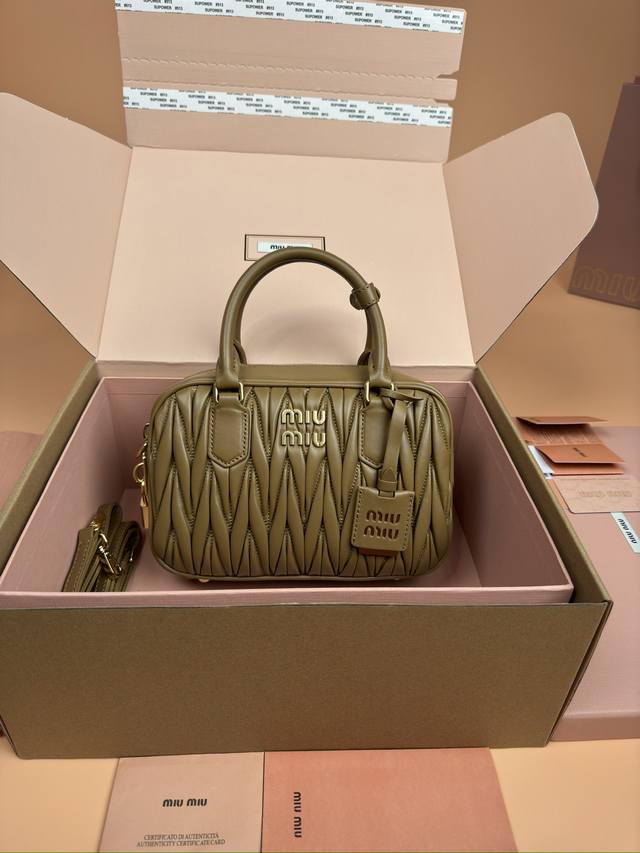 原厂皮 配图片包装 特级五金原厂皮 Arcadie Matelasse羊皮革中号保龄球手提包 斜挎包 棕色羊皮 这款手提包采用Matelasse工艺 立体纹理与