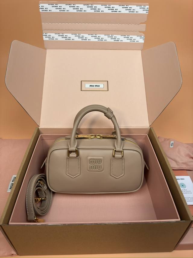 原厂皮 配图片包装 特级五金原厂皮 Arcadie 牛皮革小号 22Cm 保龄球手提包 斜挎包 豆沙色牛皮 这款Arcadic手袋彰显独特的理念 即时装是对现实