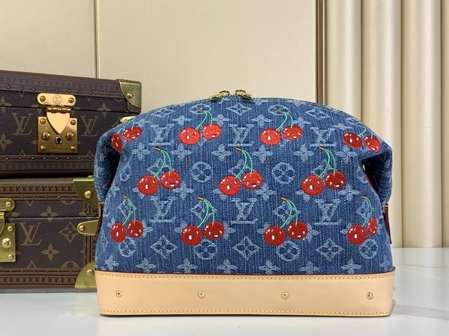 顶级原厂 Lv X Tm Cosmetic pouch Gm M13893 牛仔 樱桃 化妆品袋Gm是Monogram牛仔布的必备品 饰有卡哇伊樱桃刺绣 作为跨
