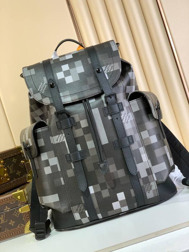 顶级原厂 Christopher 中号双肩包 M14952 黑格 马赛克 本款 Christopher 中号双肩包选用 Damoflage Black 帆布塑造