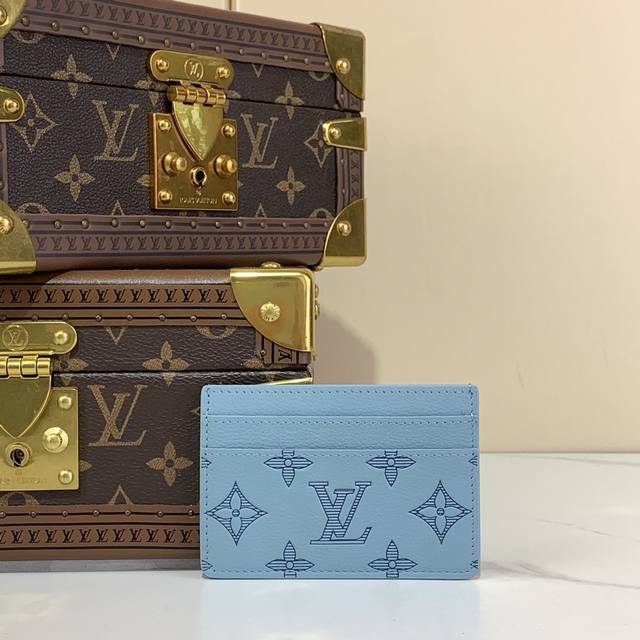 顶级原厂 Double 卡夹 M14791蓝色 本款 Double 卡夹取材柔软 Monogram Shadow 牛皮革 以 Monogram 压纹和摩登色调释