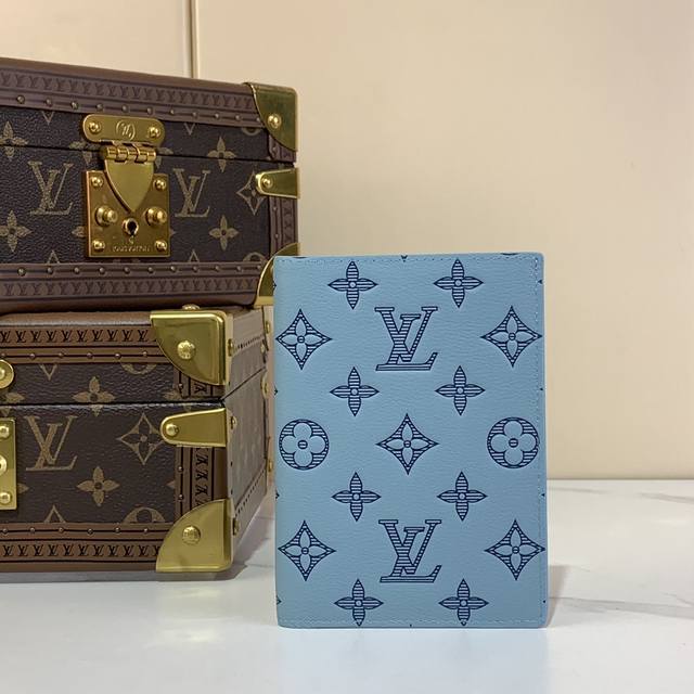 顶级原厂 护照套 M14798 蓝色 本款护照套取材柔软 Monogram Shadow 牛皮革 以 Monogram 压纹升级简约设计 卡位和贴袋可收纳收据