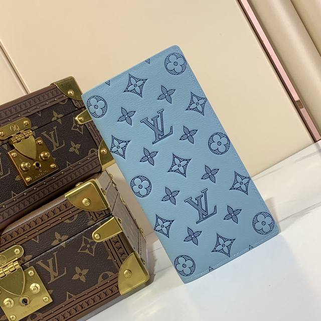 顶级原厂 Brazza 钱夹 M14788蓝色 本款 Brazza 钱夹以 Monogram Shadow 皮革舒展硬朗气息 舒柔牛皮革压印路易威登标志性 Mo