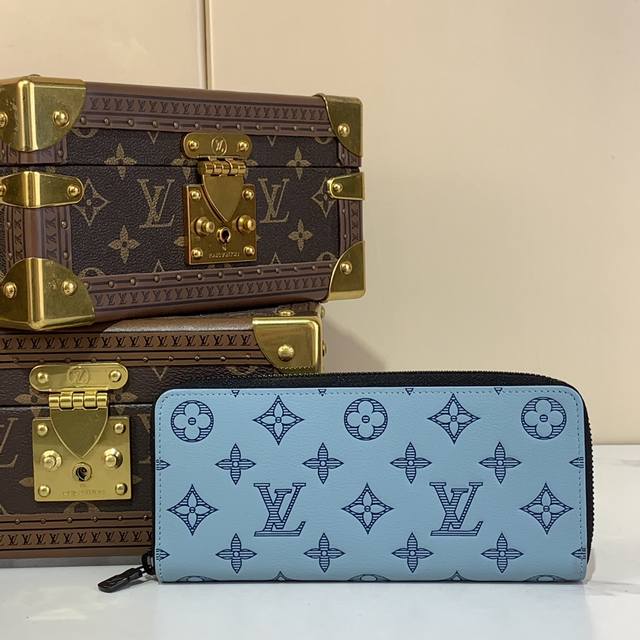 顶级原厂 Zippy Horizontal 钱夹 M14784 蓝色 本款 Zippy Horizontal 钱夹拥有 Monogram Shadow 压纹牛皮