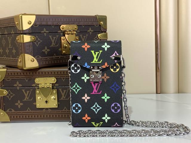 顶级原厂 Lv X Tm M Tis 手机包 M14098 黑彩 村上隆 本款 M Tis 手机包出自路易威登 X 村上隆再版系列 以缤纷 Monogram 涂