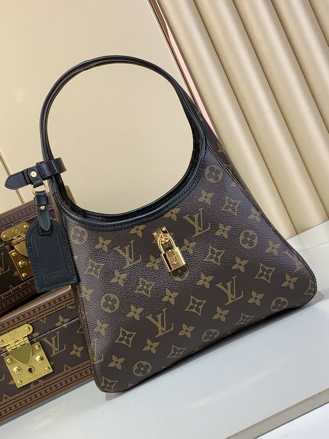 顶级原厂 M12940 本款 The Drop 小号手袋向 2018 年问世的 Flower Hobo 手袋汲取灵感 以经典 Monogram 帆布裁出兼具潮流