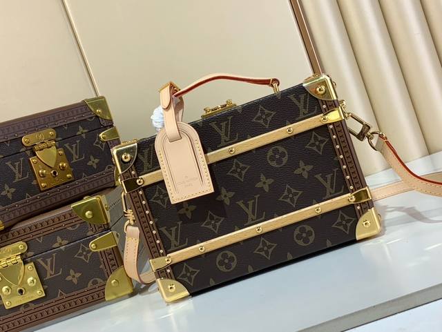 顶级原厂 M11118 新款 Handle Trunk 手袋呈现经典 Monogram 元素 成就昼夜造型的上佳之选 尺寸 16.5 X 8 X 24 厘米 高