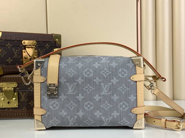 顶级原厂 Side Trunk 中号手袋 M13285 新灰色 丹宁牛仔 以 Louis Vuitton 的复古行李箱为灵感 以独特的漂白饰面重新演绎 2005