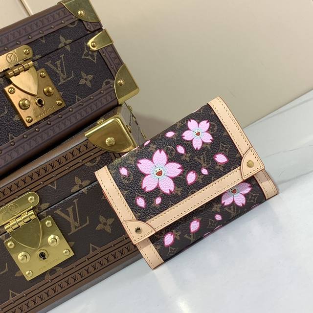 顶级原厂 Lv Tm 钱夹 M13427 樱花 兼具玩心和实用性的紧凑型钱包 Lv Tm 钱包维多利亚 作为人气 路易威登 村上隆 系列第2章的一部分 是生动更