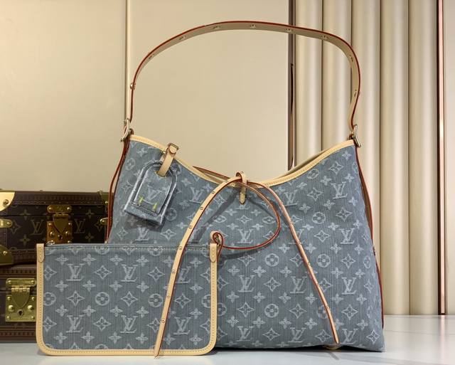 顶级原厂 Carryall 中号手袋 M13289 灰色 牛仔 本款 Carryall 中号手袋令诞生于 2005 年的 Monogram Denim 图案栖身