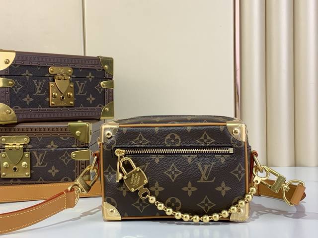 顶级原厂 M14729老花 链条盒子包男包 Mini Soft Trunk 迷你软盒行李箱 由Monogram Lt涂层帆布制成 带有天然牛皮装饰 它以金色球链