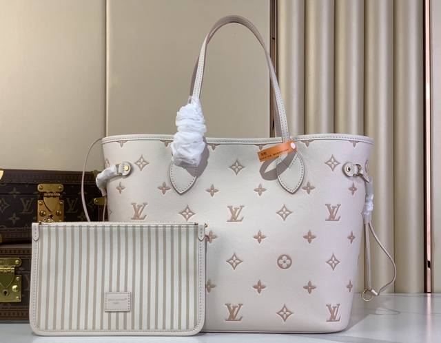 顶级原厂 Neverfull Mm 中号手袋 M45685 M14285 奶油杏色 提花 这款Neverfull Mm手袋以同色美学重译经典Monogram E 顶级原厂 Neverfull Mm 中号手袋 M45685 M14285 奶油杏色 提花 这款Neverfull Mm手袋以同色美学重译经典Monogram E