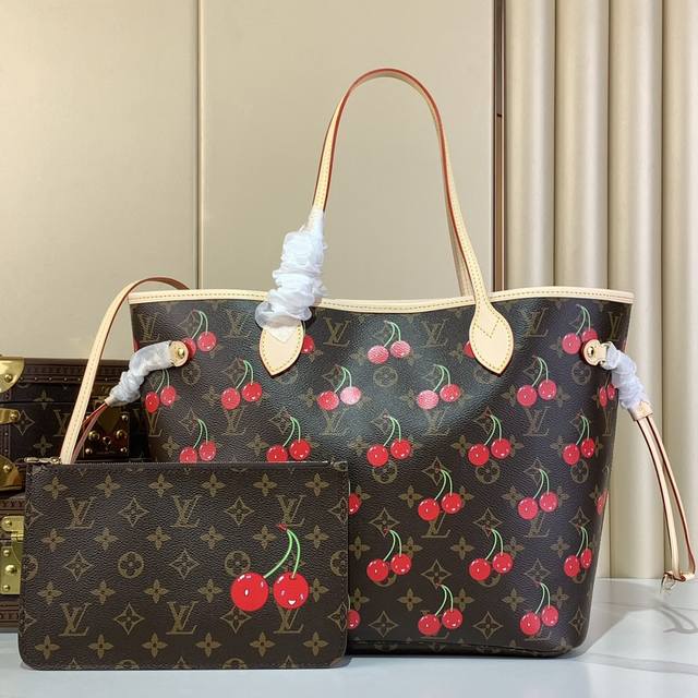 顶级原厂 Neverfull 中号手袋 M13263 老花 樱桃 以灵动笔触重绎路易威登 X 村上隆复刻系列的欢快元素 令甜美樱桃图案栖身于 Monogram