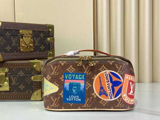 顶级原厂 Compartments 盥洗化妆袋 M14744 老花 徽章 本款Compartments 盥洗袋为 Monogram 涂层帆布搭配牛皮革饰边 以路