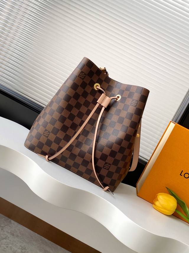 动态变码芯片 顶级原单加强版 Gaston-Louis Vuitton 于 1932 年专为承运香槟酒设计的酒袋邂逅当代潮流 化身蕴含传承之美的 N Ono 水