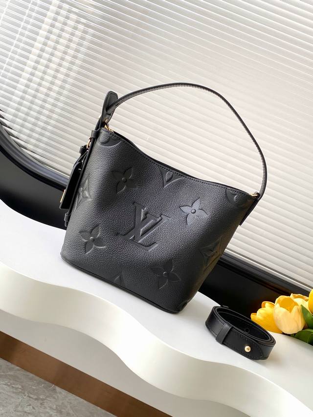 动态163C01芯片 顶级原单加强版 m13480黑色 M14356粉色 M13045灰色 本款 All In Bb 手袋将摩登设计理念融于优雅轮廓与充裕空间之