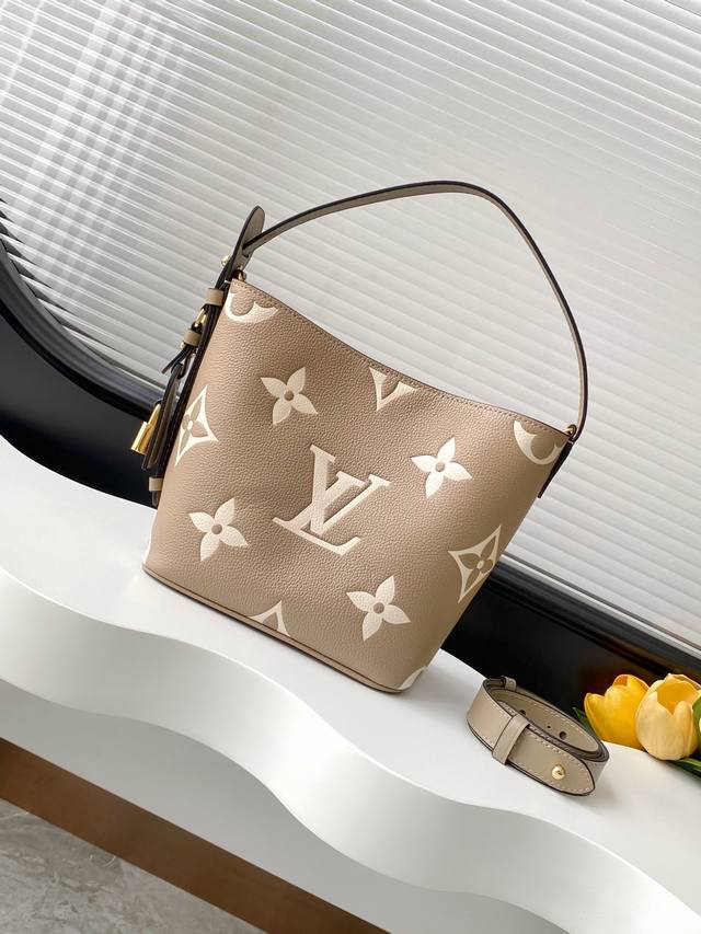 动态163C01芯片 顶级原单加强版 m13480黑色 M14356粉色 M13045灰色 本款 All In Bb 手袋将摩登设计理念融于优雅轮廓与充裕空间之