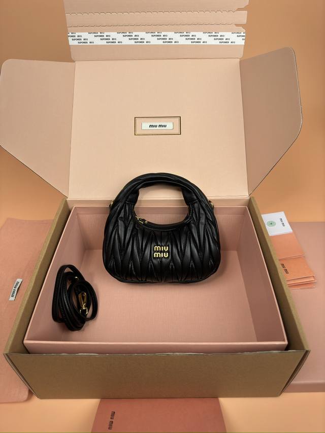 特级五金原厂皮 Wander Matelasse羊皮革Hobo迷你手提包 斜挎包 黑色羊皮 wander手提包已成经典配饰之 这款迷你手袋选用Matalasse