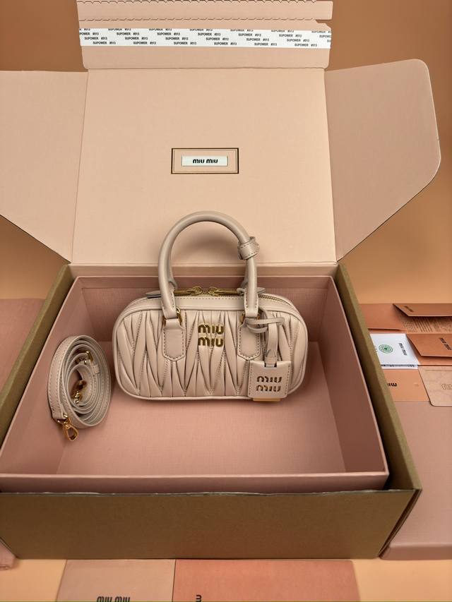 特级五金原厂皮 Arcadie Matelasse羊皮革迷你 19Cm 保龄球手提包 斜挎包 奶茶粉杏羊皮 这款手提包采用Matelasse工艺 立体纹理与精致