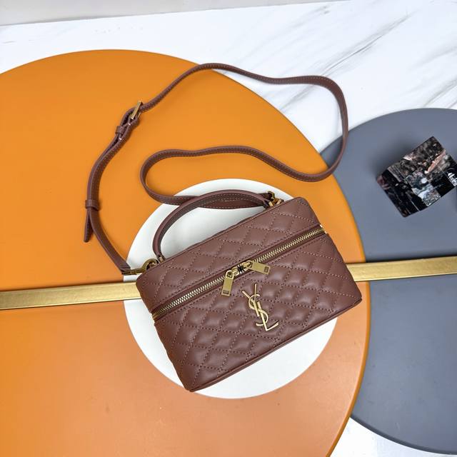 精品原厂皮 y家24新款Rose同款Mini Gaby Saint Laurent 新款Mini Gaby 手袋双拉链设计方便开合 大隔层容纳手机 小钱包以及卡 精品原厂皮 y家24新款Rose同款Mini Gaby Saint Laurent 新款Mini Gaby 手袋双拉链设计方便开合 大隔层容纳手机 小钱包以及卡