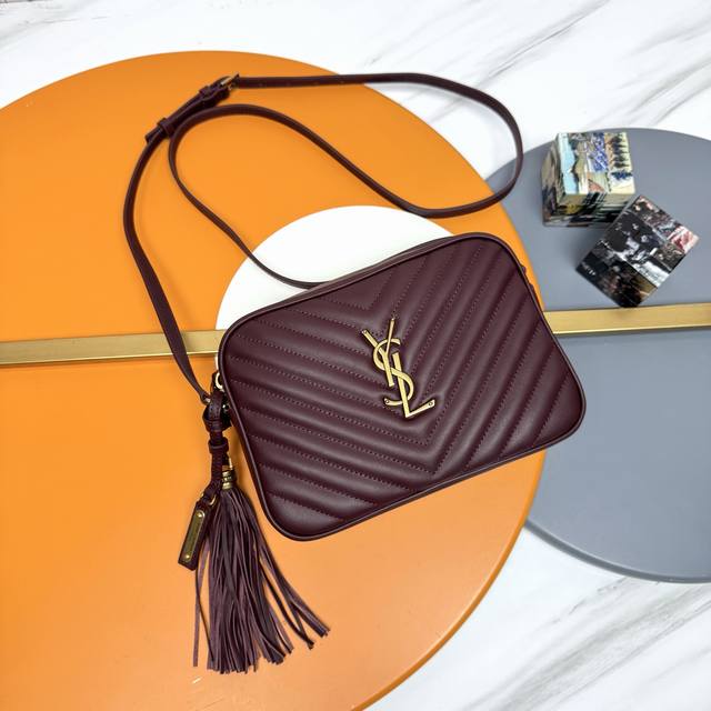 新版本 相机包 枣红 金扣 顶级进口意大利牛皮搭配磨砂皮相机包 香港购入Zp开模打版 做到一模一样 非常精致 可调节式肩带搭配时尚流苏吊坠 百分百小牛皮 罗缎衬