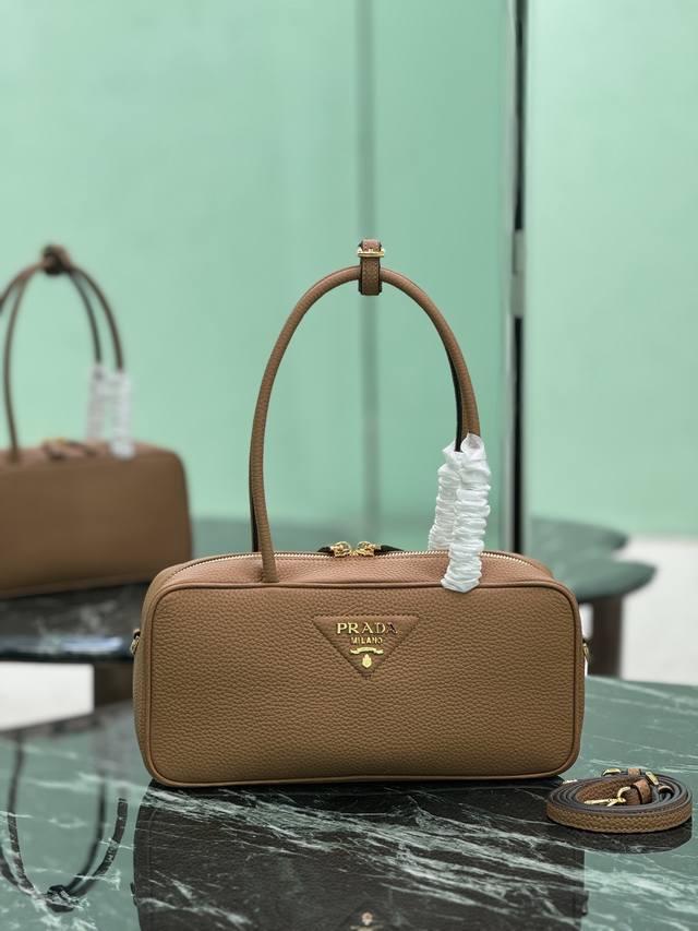 长柄手提包 小号 优雅几何线条勾勒此款手提包的精致廓形 蜿蜒有致 释放现代气息 结构式包身取材皮革 藉由精湛技艺打造 搭载考究细节 彰示品牌的匠心工艺 闪亮金属 长柄手提包 小号 优雅几何线条勾勒此款手提包的精致廓形 蜿蜒有致 释放现代气息 结构式包身取材皮革 藉由精湛技艺打造 搭载考究细节 彰示品牌的匠心工艺 闪亮金属