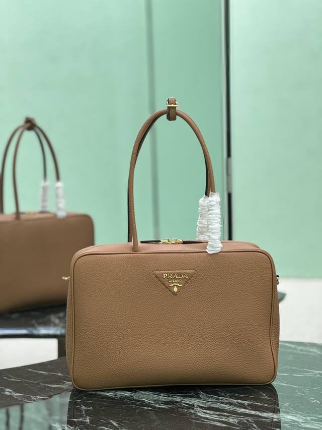 长柄手提包 大号 优雅几何线条勾勒此款手提包的精致廓形 蜿蜒有致 释放现代气息 结构式包身取材皮革 藉由精湛技艺打造 搭载考究细节 彰示品牌的匠心工艺 闪亮金属