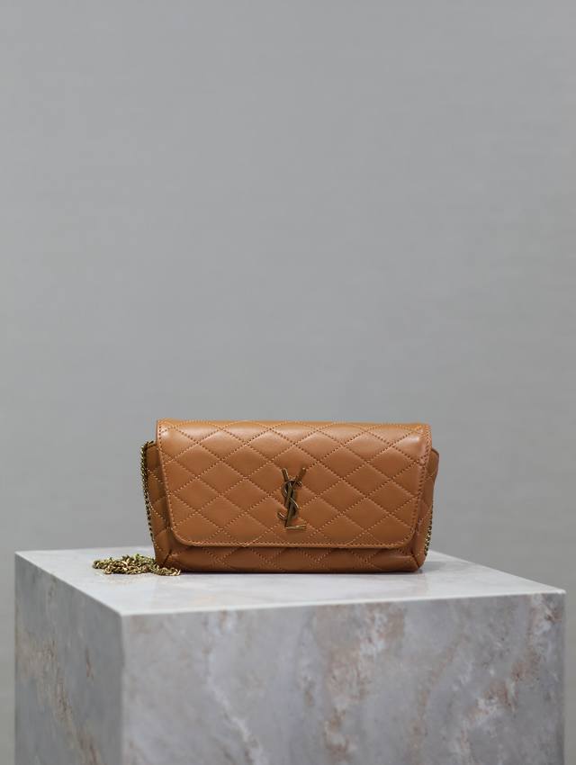 gaby_手机包 链条包 超级实用的一款小包 意大利进口原厂小羊皮 里外全皮 搭配绗缝精细手工制作 经典金属Logo彰显个性 翻盖设计确保使用的安全性 肩带可拆