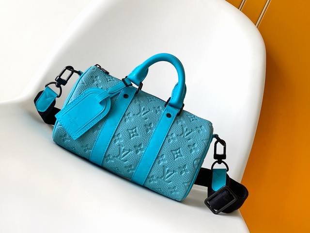 顶级原单 独家实拍M11996蓝色压花Keepall 系列的迷你版本再现新意 Taurillon Monogram 牛皮革塑造经典构型 加固侧带和可拆卸皮革名牌