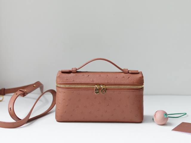新品上线鸵鸟皮Loro piana 诺悠翩雅 L19 Extra pocket系列手拿 斜挎包 经典风格和简约风组合 双开合拉链 淡淡荔枝纹牛皮超级柔软 大开口